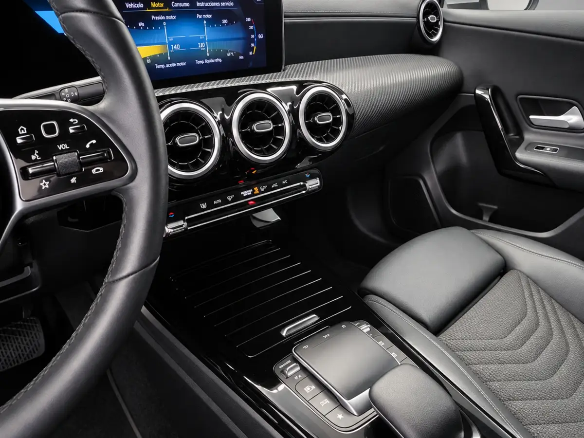 MERCEDES_CLASE_A_PLATEADO_20260710_033