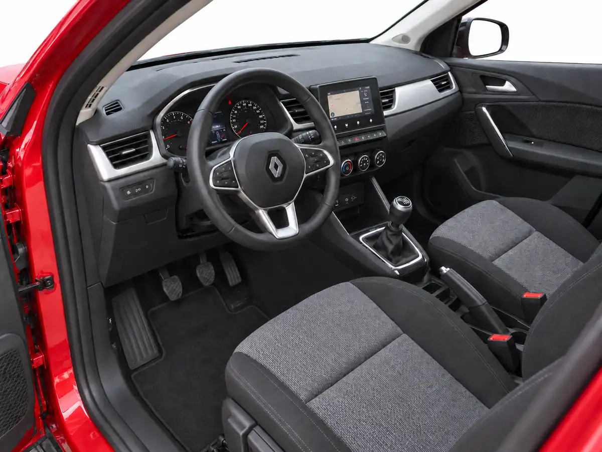 RENAULT_CAPTUR_ROJO_GW450XQ_20261005_035_ASIENTOS_DESDE_CONDUCTOR