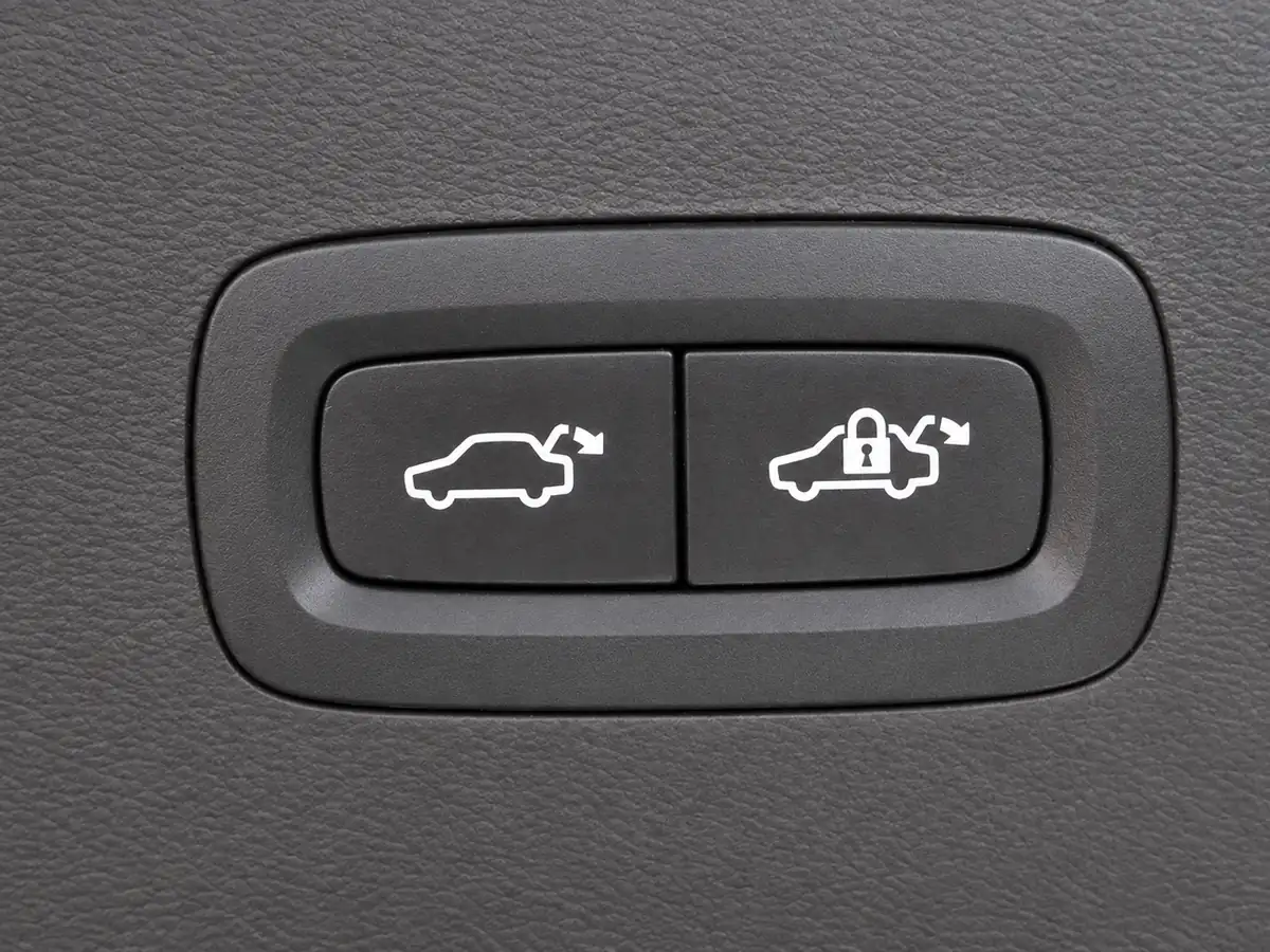 VOLVO_XC40_BEIGE_20260818_012