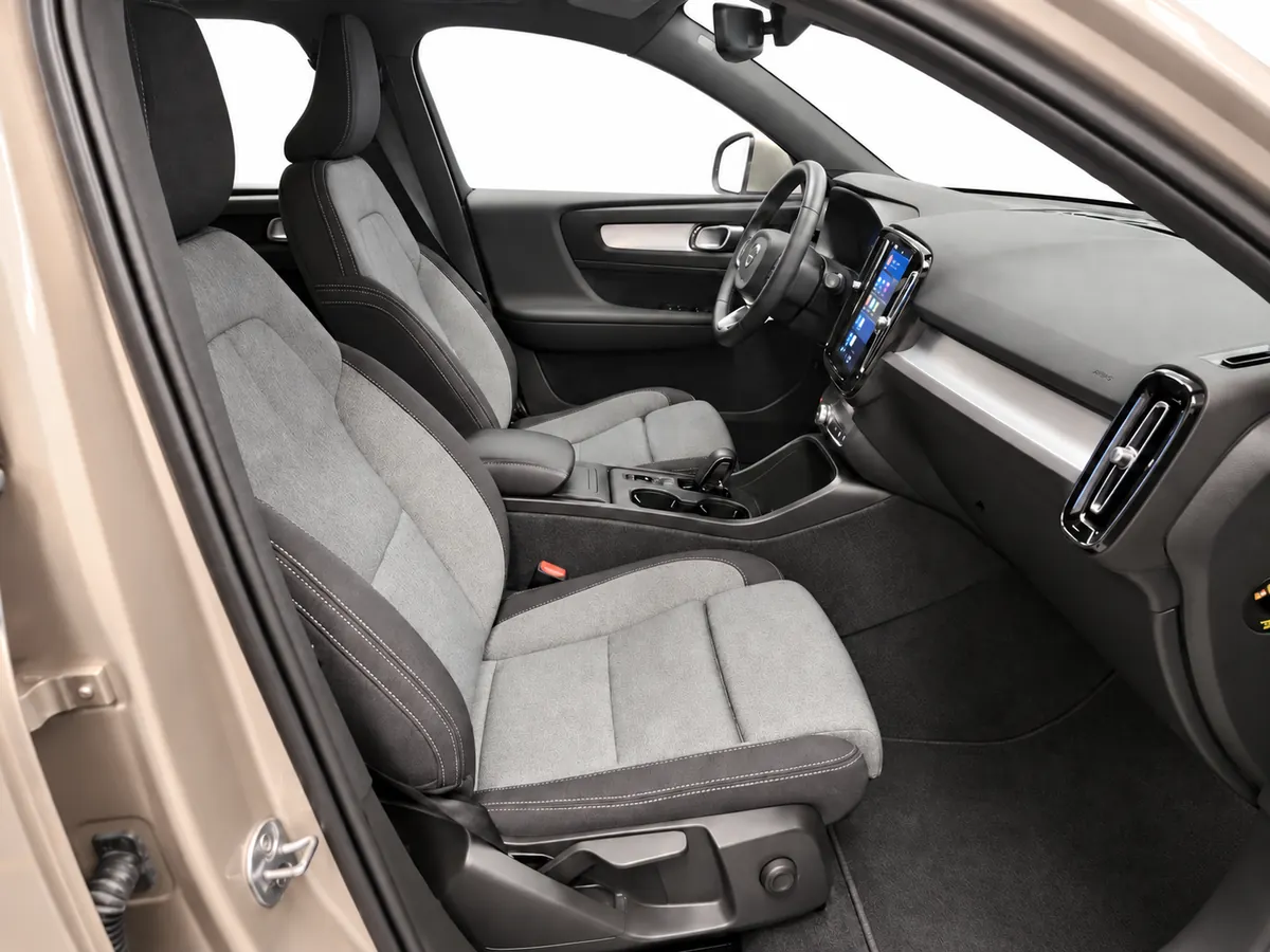 VOLVO_XC40_BEIGE_20260818_030