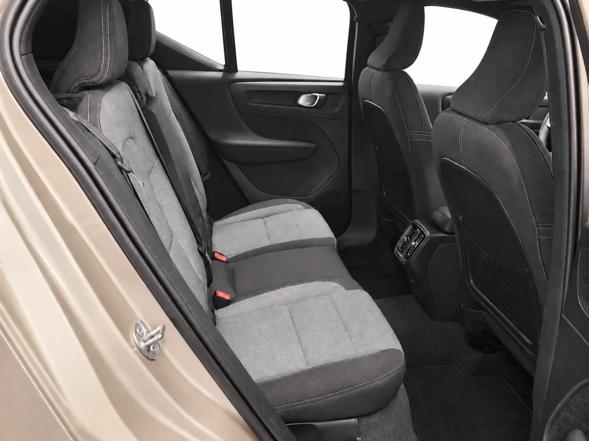 VOLVO_XC40_BEIGE_20260818_032