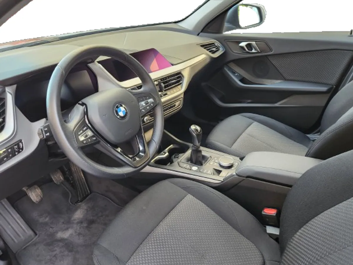 BMW_SERIE_1_AZUL_MANUAL_018_INTERIOR_CONDUCTOR