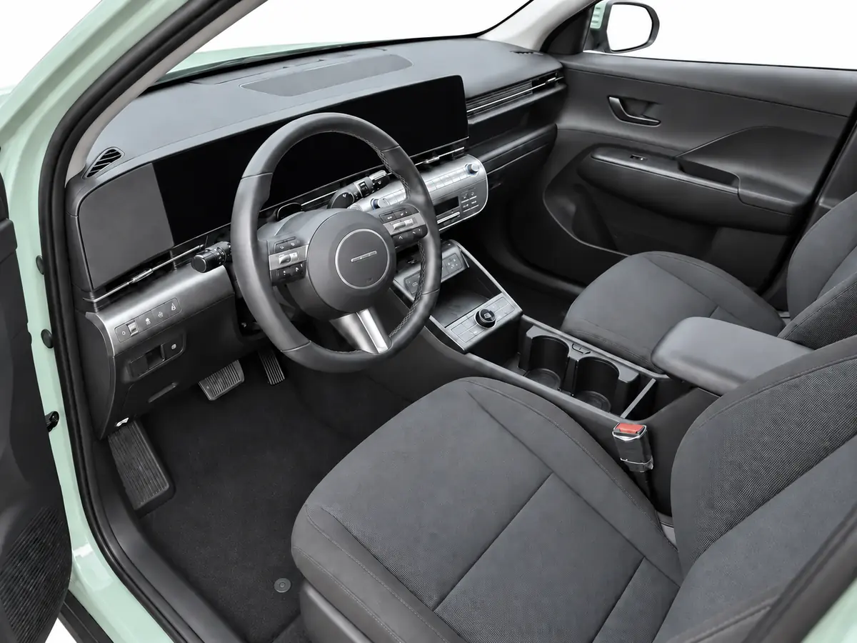 HYUNDAI_KONA_VERDE_0389NJD_WEB_20261006_018_INTERIOR_CONDUCTOR