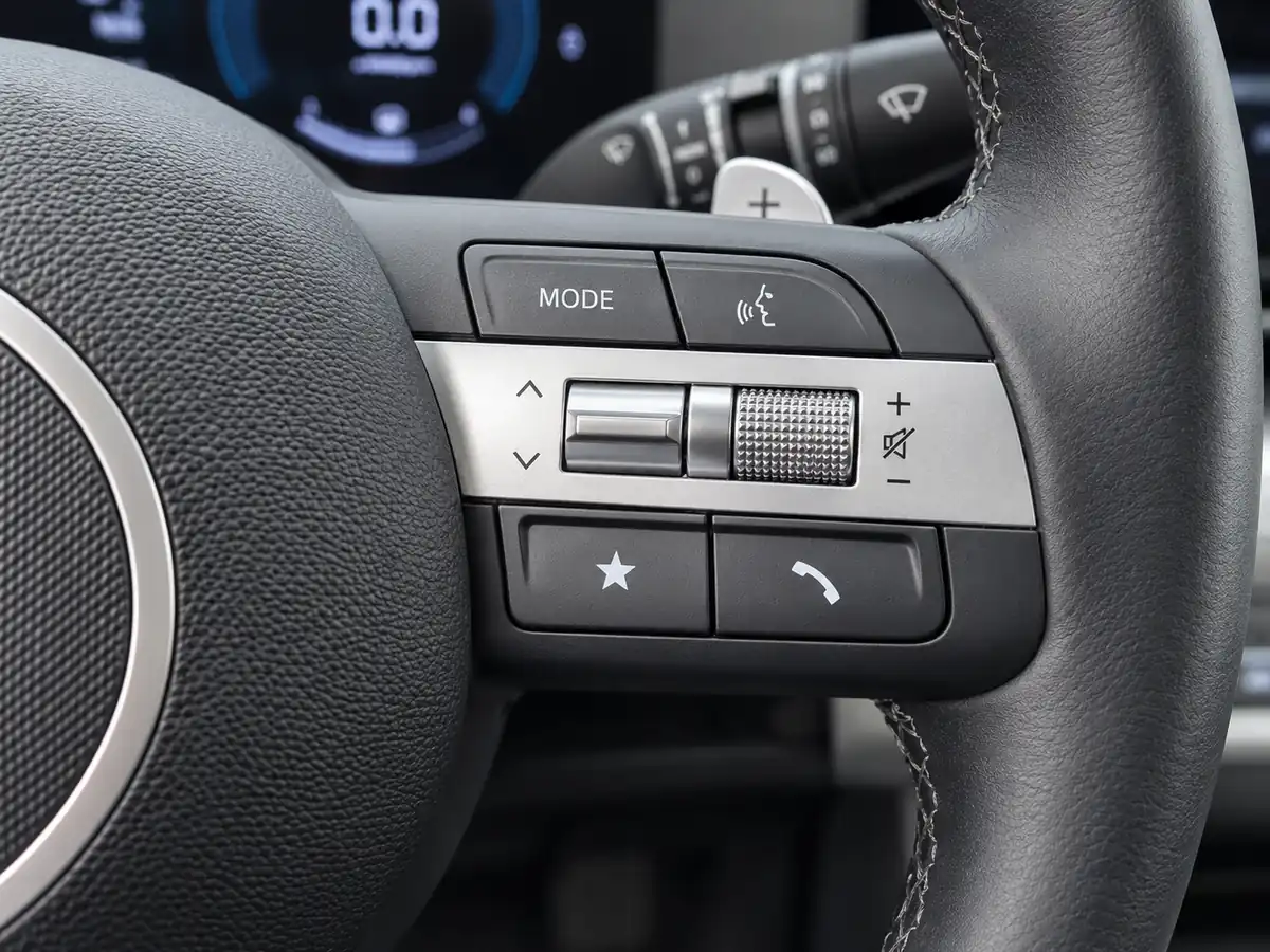 HYUNDAI_KONA_VERDE_0389NJD_WEB_20261006_021_BOTONES_VOLANTE_DERECHA