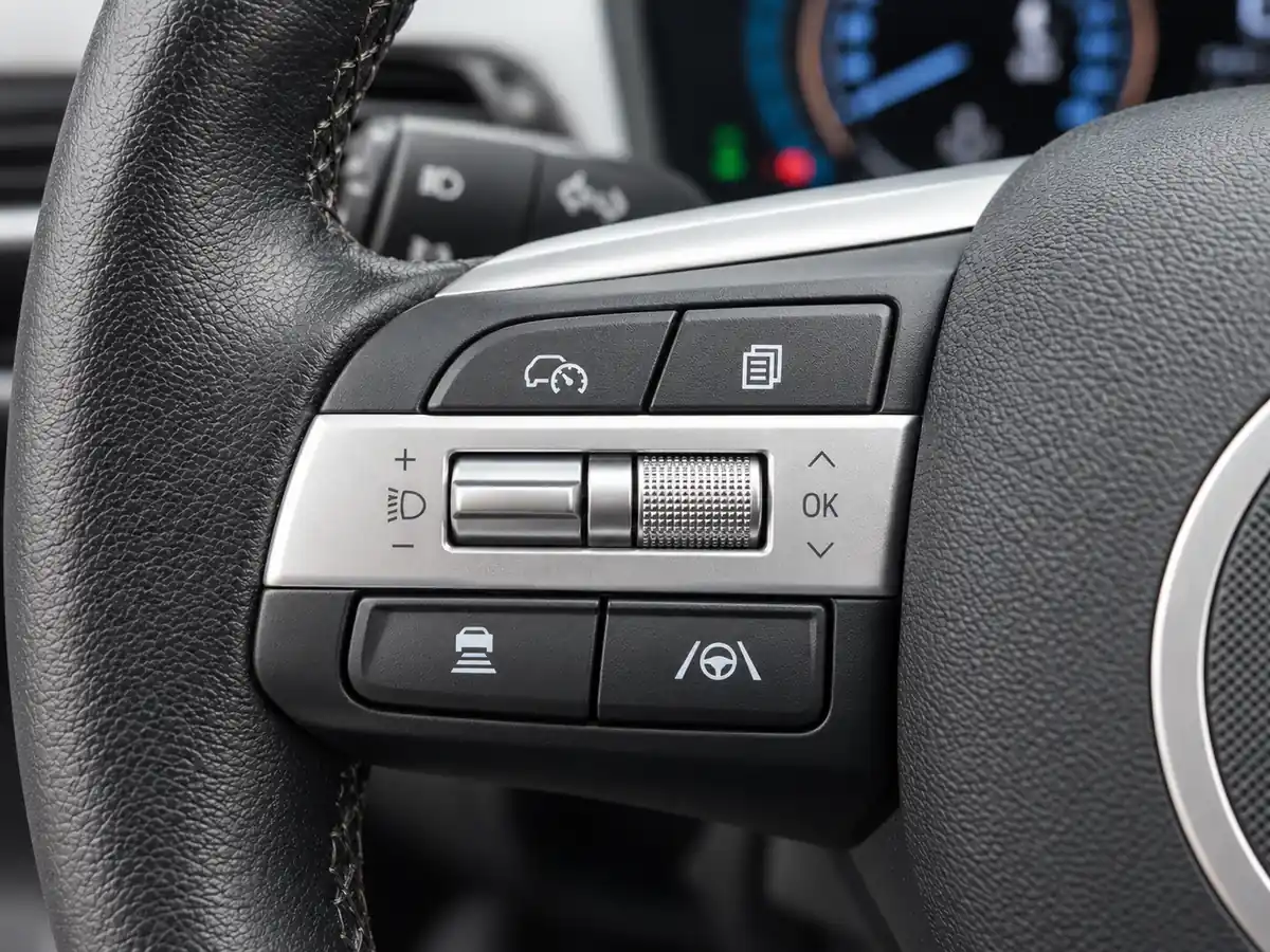 HYUNDAI_KONA_VERDE_0389NJD_WEB_20261006_022_BOTONES_VOLANTE_IZQUIERDA