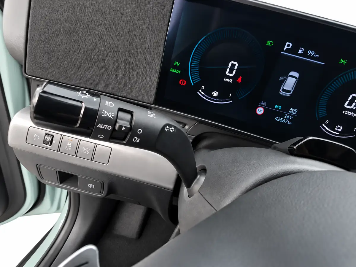 HYUNDAI_KONA_VERDE_0389NJD_WEB_20261006_023_MANDO_LUCES