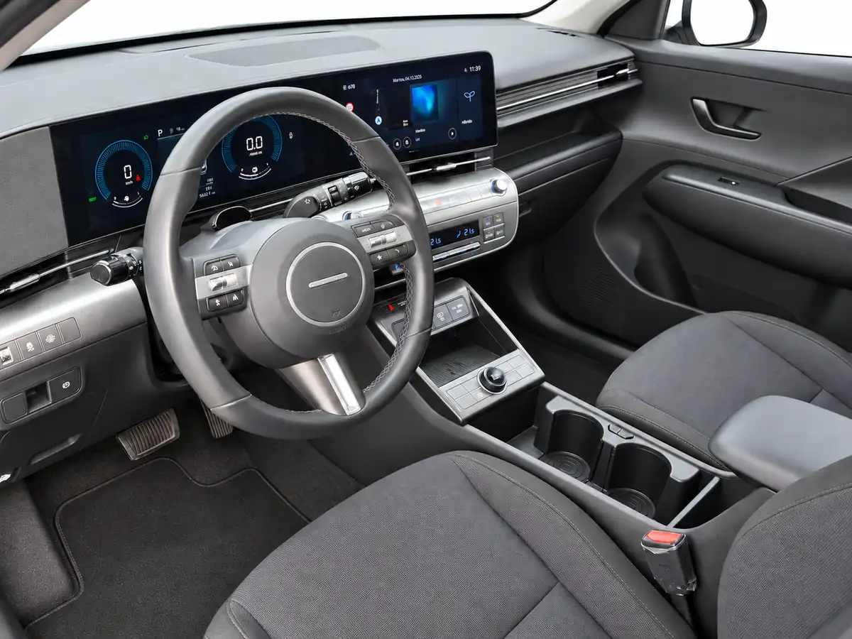 HYUNDAI_KONA_VERDE_0389NJD_WEB_20261006_031_SALPICADERO_ACOMPANANTE
