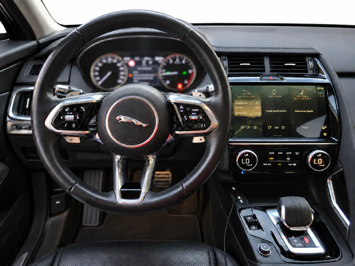 JAGUAR_EPACE_NEGRO_7103LRX_WEB_022_VOLANTE_SALPICADERO
