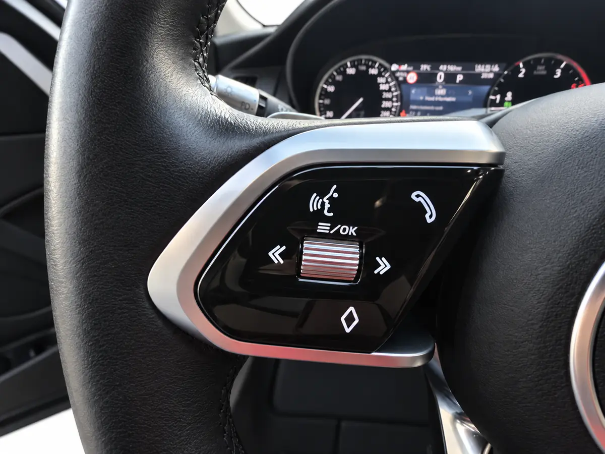 JAGUAR_EPACE_NEGRO_7103LRX_WEB_023_MANDOS_VOLANTE_IZQUIERDA