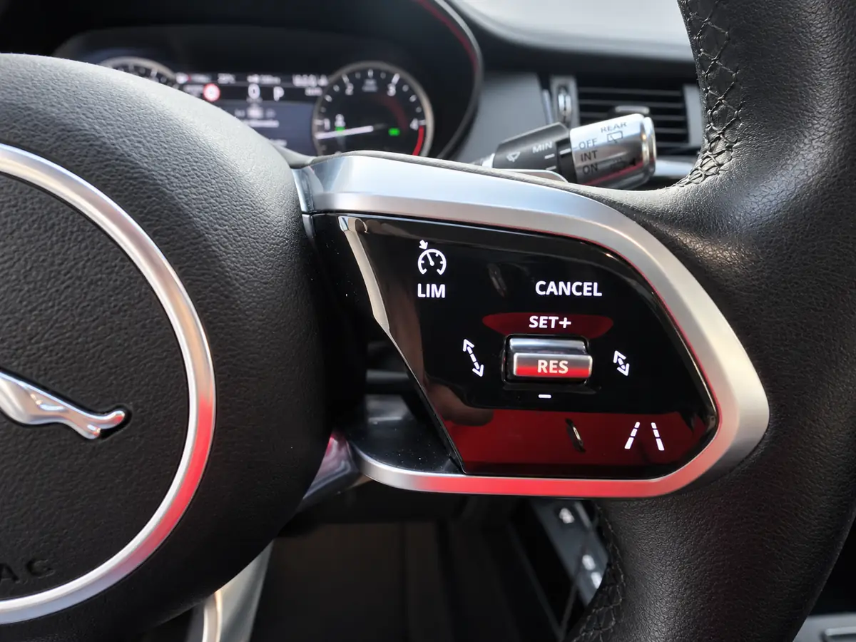 JAGUAR_EPACE_NEGRO_7103LRX_WEB_024_MANDOS_VOLANTE_DERECHA