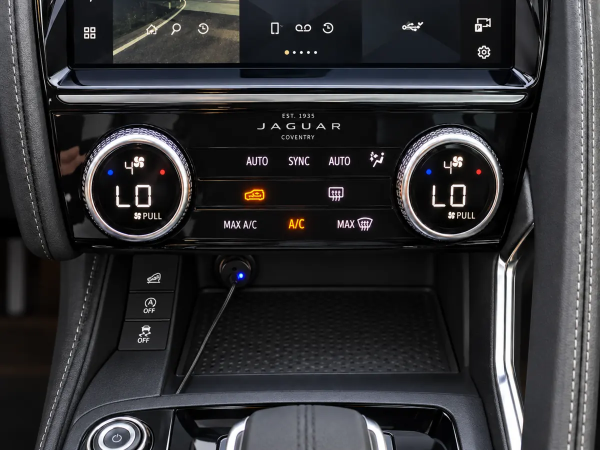 JAGUAR_EPACE_NEGRO_7103LRX_WEB_031_CLIMATIZADOR