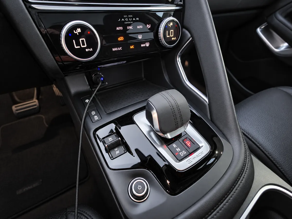 JAGUAR_EPACE_NEGRO_7103LRX_WEB_032_PALANCA_CAMBIOS