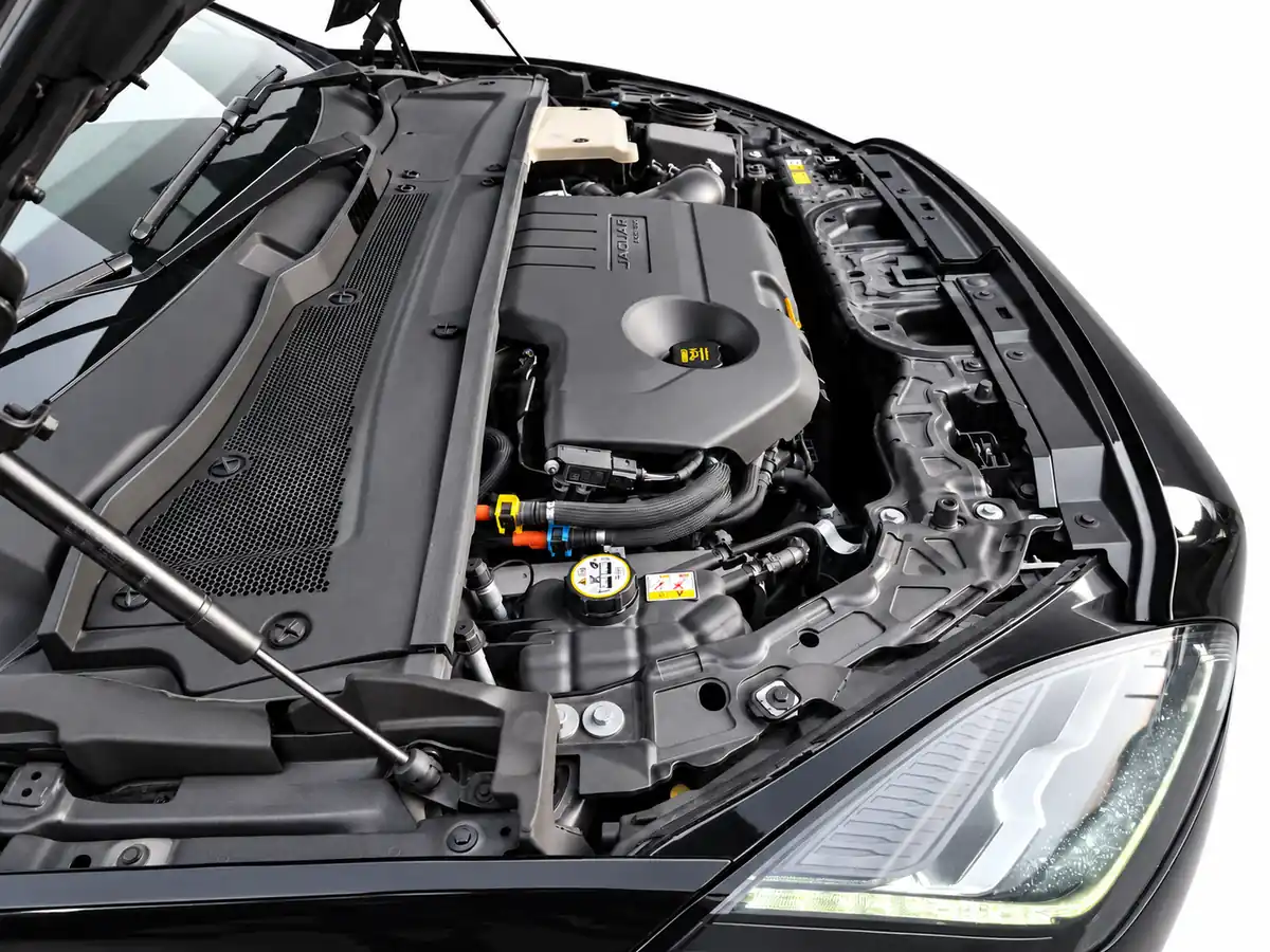 JAGUAR_EPACE_NEGRO_7103LRX_WEB_036_MOTOR_LATERAL