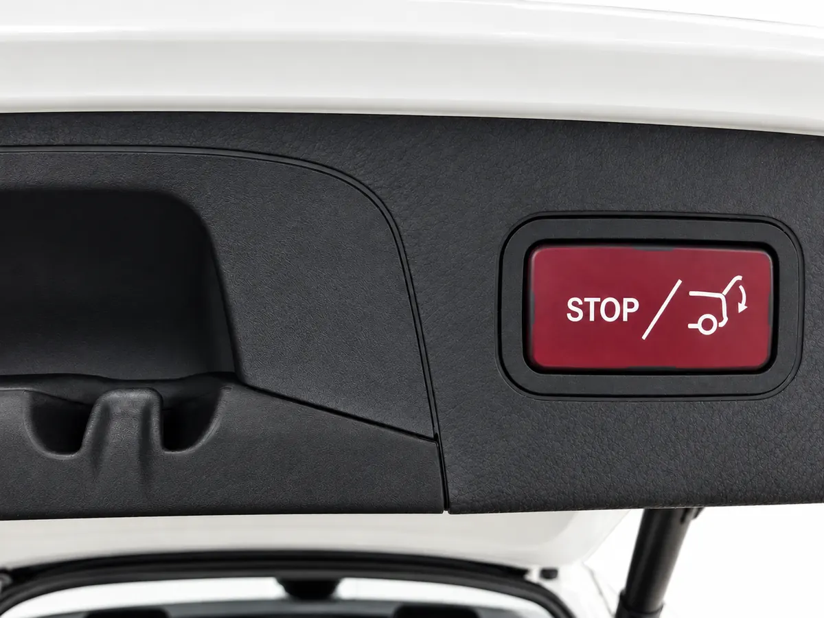 MERCEDES_GLC_BLANCO_2706KPT_20261008_012_PANEL_PORTON