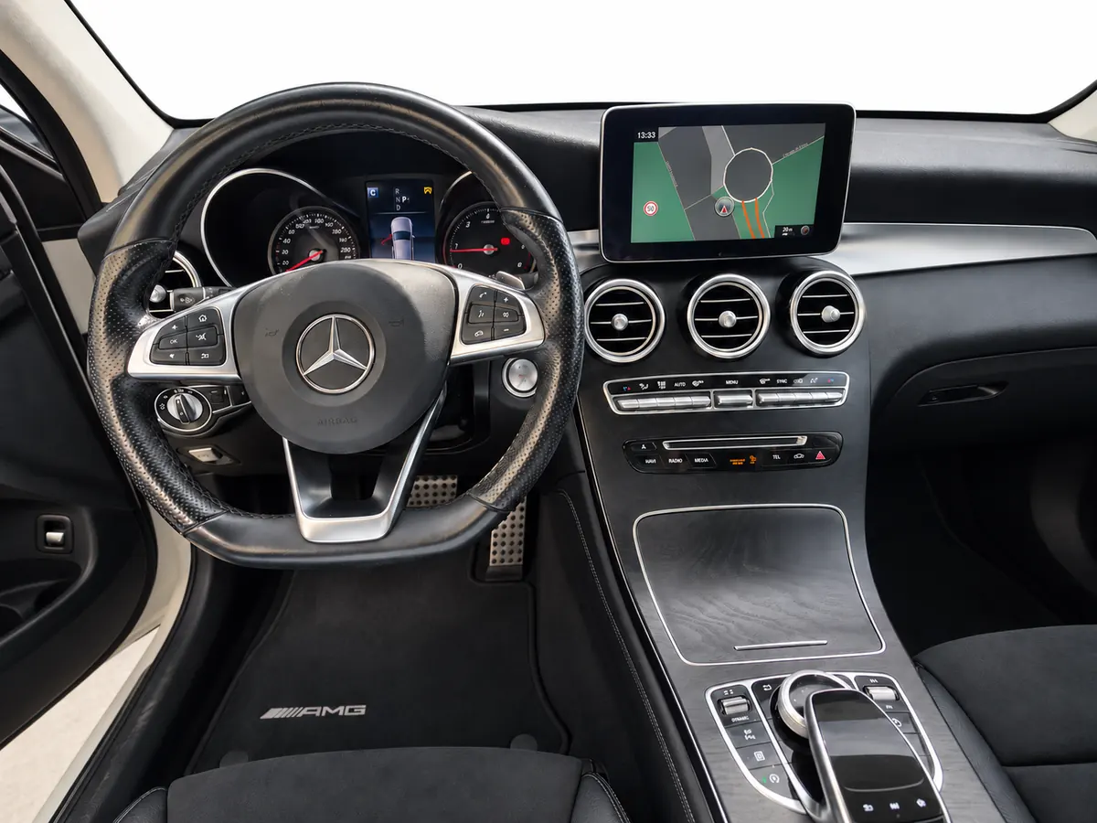 MERCEDES_GLC_BLANCO_2706KPT_20261008_021_VOLANTE_SALPICADERO