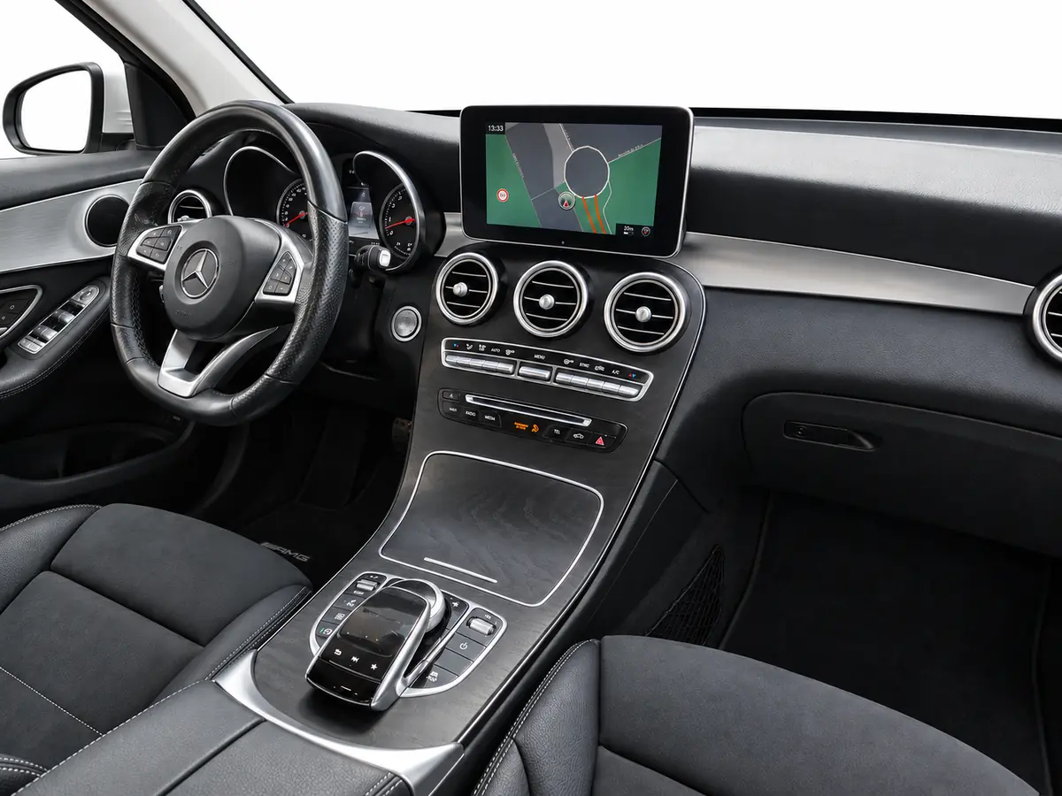 MERCEDES_GLC_BLANCO_2706KPT_20261008_032_SALPICADERO_ACOMPANANTE