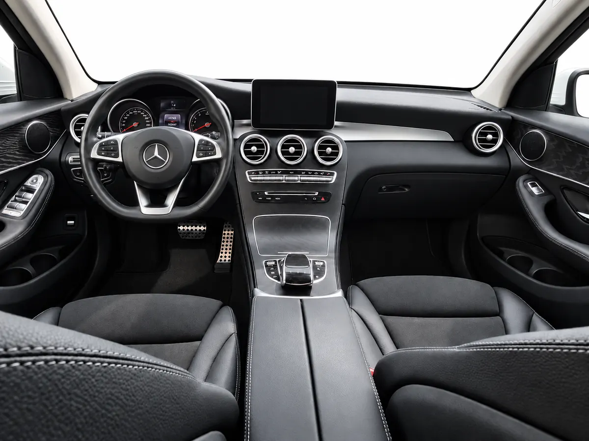 MERCEDES_GLC_BLANCO_2706KPT_20261008_036_SALPICADERO_COMPLETO