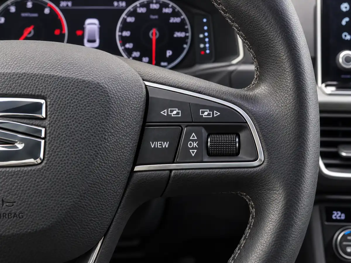 SEAT_TARRACO_NEGRO_1YFT560_20261004_019_MANDOS_VOLANTE_DERECHA