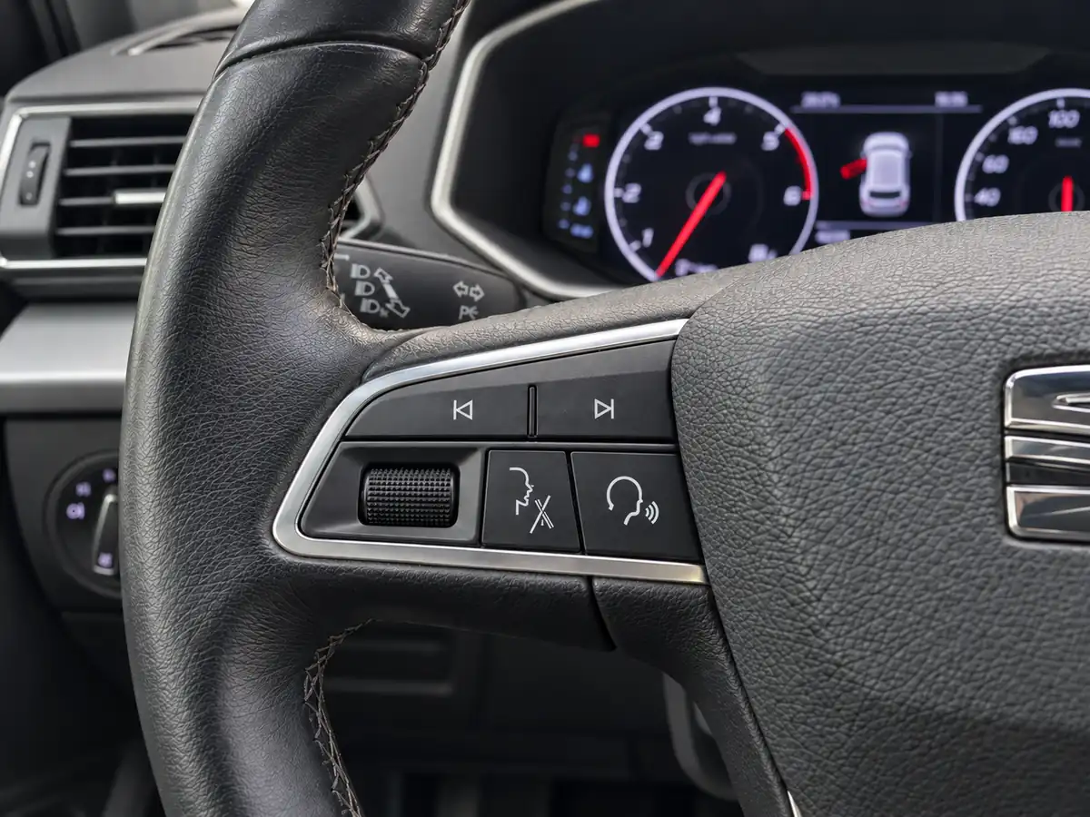 SEAT_TARRACO_NEGRO_1YFT560_20261004_020_MANDOS_VOLANTE_IZQUIERDA